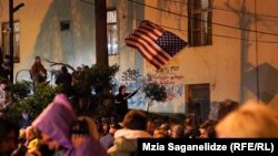 Флаг США на акции у здания парламента Грузии