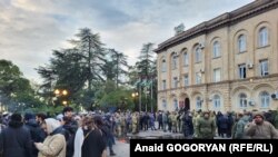 საპროტესტო აქციის მონაწილეები ოკუპირებული აფხაზეთის ე.წ პარლამენტის შენობასთან. 27 დეკემბერი, 2023 წელი