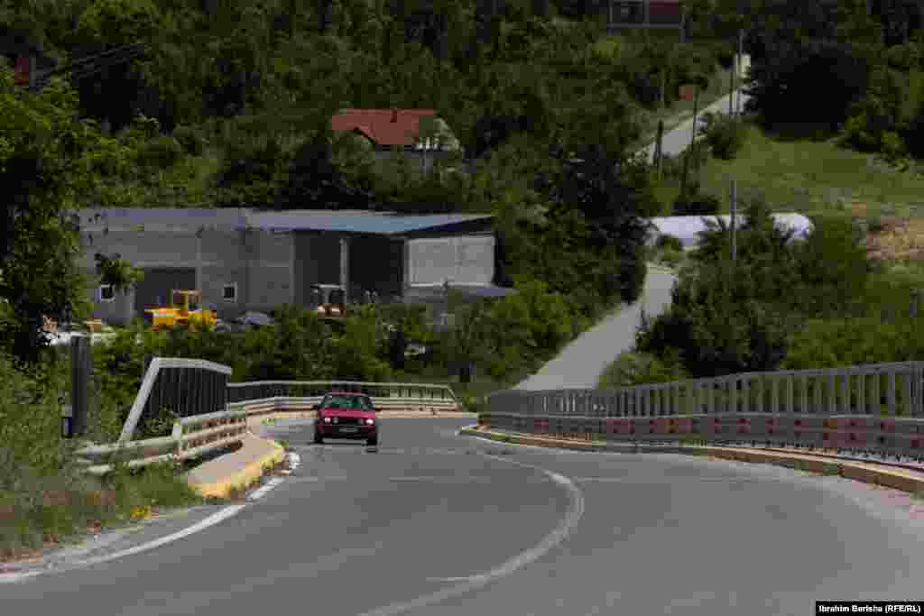 Kaçanik 12 qershor 1999: Në këtë fotografi të shkrepur më 12 qershor në qytetin e Kaçanikut në jug të Kosovës, shihen ushtarët britanikë, derisa me helikopterë zbresin mbi një urë për të siguruar atë për arritjen e trupave të tjera të NATO-s. Qindra trupa britanike, përfshirë ata elitarë Gurkha, të njëjtën ditë vazhduan rrugën drejt Prishtinës. &nbsp; 6 qershor 2024: Vendi ku është shkrepur kjo fotografi nuk ka ndryshuar shumë as 25 vjet pas. Aty vërehet zgjerimi i rrugës dhe anësoret mbi urë. Disa shtëpi dhe objekte tjera janë ndërtuar ndër vite, si dhe një rrugë është asfaltuar. 