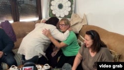 Семейство на жертви на геноцида Сребреница се прегръщат, след като ООН гласува за Ден на възпоменание за геноцида