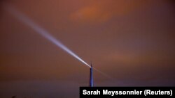 Pariz, Ajfelova kula u bojama zastave Ukrajine.