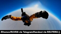 Denis Efremov, inginer spațial rus, sare cu parașuta din stratosferă deasupra bazei polare rusești Barneo, aproape de Polul Nord, în aprilie 2024.