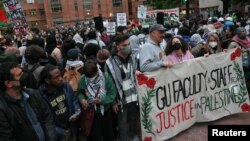 Studenti i drugi demonstriraju u protestnom kampu u Univerzitetskom dvorištu u znak podrške Palestincima u Gazi, na Univerzitetu George Washington u Washingtonu, SAD, 25. aprila 2024.