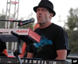 Хю Лори по време на концерт през 2008 г.