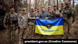 Президентът на Украйна Володимир Зеленски посети фронта и се снима с бойците от бригада, която изпълнява бойни задачи край Купянск, Харковска област, 3 октомври 2023 г.