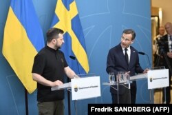 Președintele ucrainean, Volodimir Zelenski (stânga), și prim-ministrul suedez, Ulf Kristersson, susțin o conferință de presă în timpul summitului nordic privind securitatea și apărarea, Stockholm, Suedia, la 31 mai 2024.