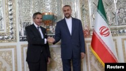 Șeful AIEA, Rafael Grossi (stânga), se întâlnește cu ministrul iranian de externe, Hossein Amir-Abdollahian, la Teheran, la 4 martie.