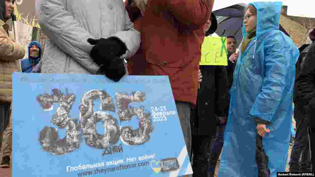 Transparent koji podseća na 365 dana rata u Ukrajini. Učesnici antiratne šetnje su poručili građanima Srbije da ne veruju ruskoj propagandi i da stanu u odbranu antiratnih vrednosti. &nbsp;