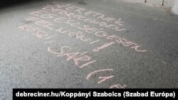 A tüntetők egyik, krétával írt üzenete a polgármesternek