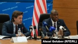 Ministrul de Externe Nicu Popescu și înaltul oficial american Dereck J. Hogan, la începutul reuniunii Dialogului Strategic SUA-R. Moldova. Chișinău, 15 martie 2023