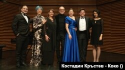 Изпълнителите след края на концерта с организаторката Десислава Бинева (вдясно) - директор на Българския културен институт в Париж