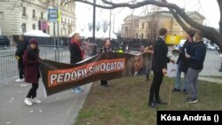 Maroknyi ellentüntető