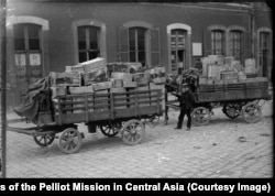 Сандъци с откритията, които заминават за Париж след края на експедицията.