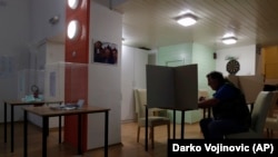 "Niti me interesuje, niti šta mogu da promenim. Za koga god da sam glasala, uvek je isto", kaže Lidija iz Užica pred izbornu tišinu u Srbiji. 