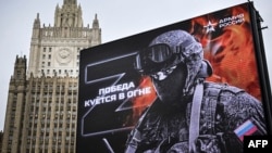 Ruska regrutacija se može jednostavno oslanjati na postojeći sistem: patriotske reklamne kampanje koje ističu unosne plate i benefite za dobrovoljce.