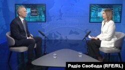 Secretarul general al NATO, Jens Stoltenberg (stânga), în dialog cu Zoriana Stepanenko de la serviciul ucrainean RFE/RL, Bruxelles, 3 aprilie