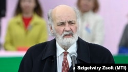 Iványi Gábor lelkész, a Magyarországi Evangéliumi Testvérközösség alapítója beszédet mond az Egységben Magyarországért nagygyűlésén Budapesten, a Műegyetem rakparton 2022. március 15-én