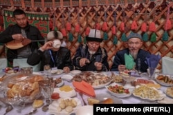 A madarászok hagyományos kazah ételeket fogyasztanak a versenyek közötti szünetben