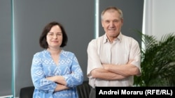 Autoarea podcastului „Dincolo de știri”, Elena Cioina, și invitatul permanent al emisiunii, analistul politic, Nicolae Negru.