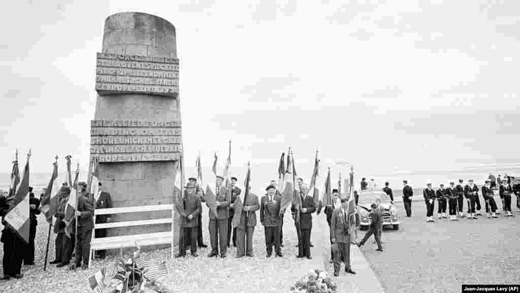 Dvadeseta godišnjica savezničkog iskrcavanja na dan D 6. juna 1964. bila je skroman događaj u poređenju sa modernim komemoracijama. Mnogi svjetski čelnici sada događaje kojima se obilježava Dan D smatraju ključnim političkim i diplomatskim događajima, ali 6.juni nije uvijek bio tako dobro obilježavan i trebalo je nekoliko desetljeća da taj datum postane dan obilježavanja označen sa crvenim slovima.