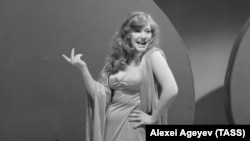 Алла Пугачова през декември 1977 г. - две години след като звездата ѝ изгрява ана "Златния Орфей". Кадър от участието ѝ в новогодишната програма на съветската телевизия.