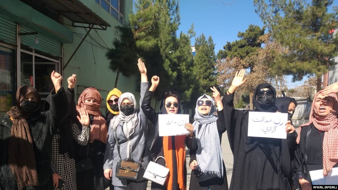 طالبان محدودیت های فراوانی بر زنان در افغانستان وضع کرده فعالان حقوق زن در اعتراض به این محدودیت ها همواره گردهمایی ها و راهپیمایی های را برگزار می کنند