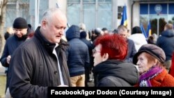 Igor Dodon, în discuție cu participanții unui protest antiguvernamental, unde a anunțat că a fost invitat de Maia Sandu să participe la consultări privind referendumul de aderare la UE.
