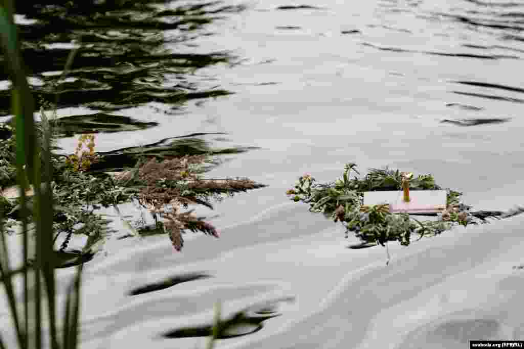 Obredi su vezani za pročišćavanje, vodu i vatru.