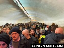 მეტრო "სადგურის მოედანი", საღამოს 7 საათი.