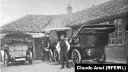 Cele trei mașini ale expediției românești spre Persia stau garate în curtea unui han dintr-un sat ucrainean. În general, condițiile întâlnite în mediul rural au fost catalogate drept „groaznice” de către aventurieri.