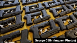 În 2020 Ministerul de Interne a început dotarea polițiștilor cu 25.000 de pistoale Beretta, de producție italiană, dar care ar fi fost asamblate de Romarm.