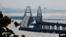 Кримскиот мост што ги поврзува руското копно и полуостровот Крим преку теснецот Керч, октомври 2022 