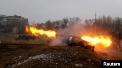 Доброволец в силите на самопровъзгласената Донецка Народна република изстрелва противотанкова ракета "Конкурс". Снимката е от март 2015 г.