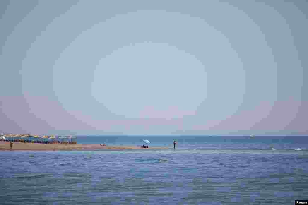 Nadležne vlasti u Crnoj Gori su upozorile ljude da ostanu u hladu do kasnog popodneva, dok je na hiljade turista potražilo osvježenje na plažama duž obale Jadranskog mora.