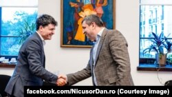Deputatul moldovean, Lilian Carp, în vizită la primarul de București, Nicușor Dan, actualul candidat la președinția României. Iulie 2023.