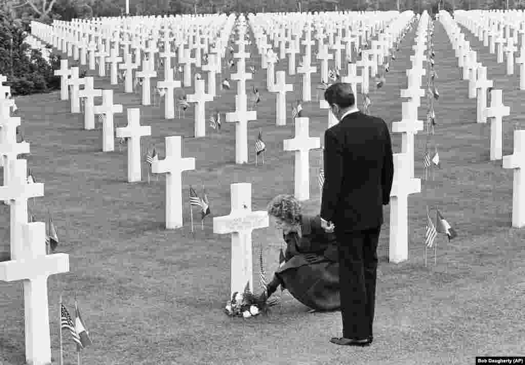 Президентът Рейгън и съпругата му Нанси полагат цветя на гроба на бригаден генерал от Втората световна война Теодор Рузвелт-младши на американското гробище в Нормандия на 6 юни 1984 г. Американският историк Майкъл Долски отбеляза, че речите на Рейгън по време на честването на Деня &quot;Д&quot; значително са допринесли за &bdquo;митичния&ldquo; статус на събитието в американската култура от края на 20-и век.