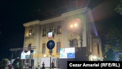 Curtea sediului central al PSD se golește pe măsură ce trec tot mai multe ore de la încheierea secțiilor de votare