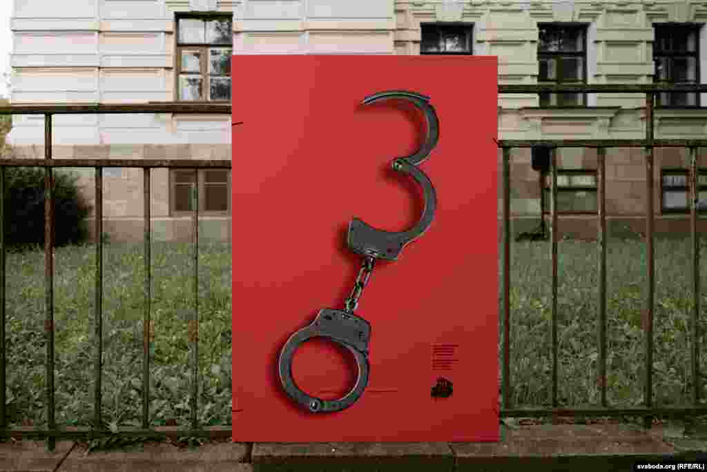 &quot;Lisice prikazane na jednom od plakata Artura Vakaraua savršeno govore o tome što se događalo u Bjelorusiji u proteklih 30 godina&quot;, rekla je Tihanovskaja&nbsp;na otvaranju izložbe.