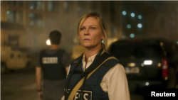 „Civil War” - Un film de acțiune care imaginează un viitor apropiat, în care SUA a căzut în haos sub conducerea autoritară a unui președinte cu trei mandate.