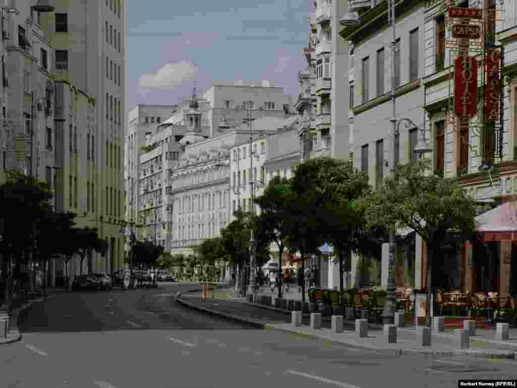 În jurul prânzului, la ora 12:00, Bucureștiul era mai gol decât de obicei. Calea Victoriei, care este pietonală în weekend, a fost deschisă traficului, iar oamenii care erau pe stradă puteau fi numărați pe degete.