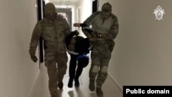 Кадър от видеото с ареста на заподозрените, разпространено от властите в Москва