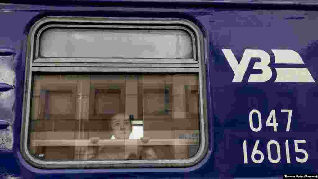 Az ukrajnai Pokrovszkból kimenekített kislány 2024. február 20-án.&nbsp;Hónapok óta tartó heves harcok után, január végén az orosz csapatok elérték a súlyosan megrongálódott kelet-ukrajnai Avgyijivka városát, és megpróbálják megvetni ott a lábukat