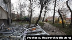 Posledice ruskog napada dronovima u Harkivu, na istoku Ukrajine, 6. april 2024. 
