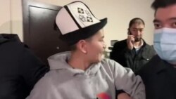 Börtönben marad az a tizenegy oknyomozó újságíró, akiket a kirgiz elnök álhírek gyártásával vádolt meg 