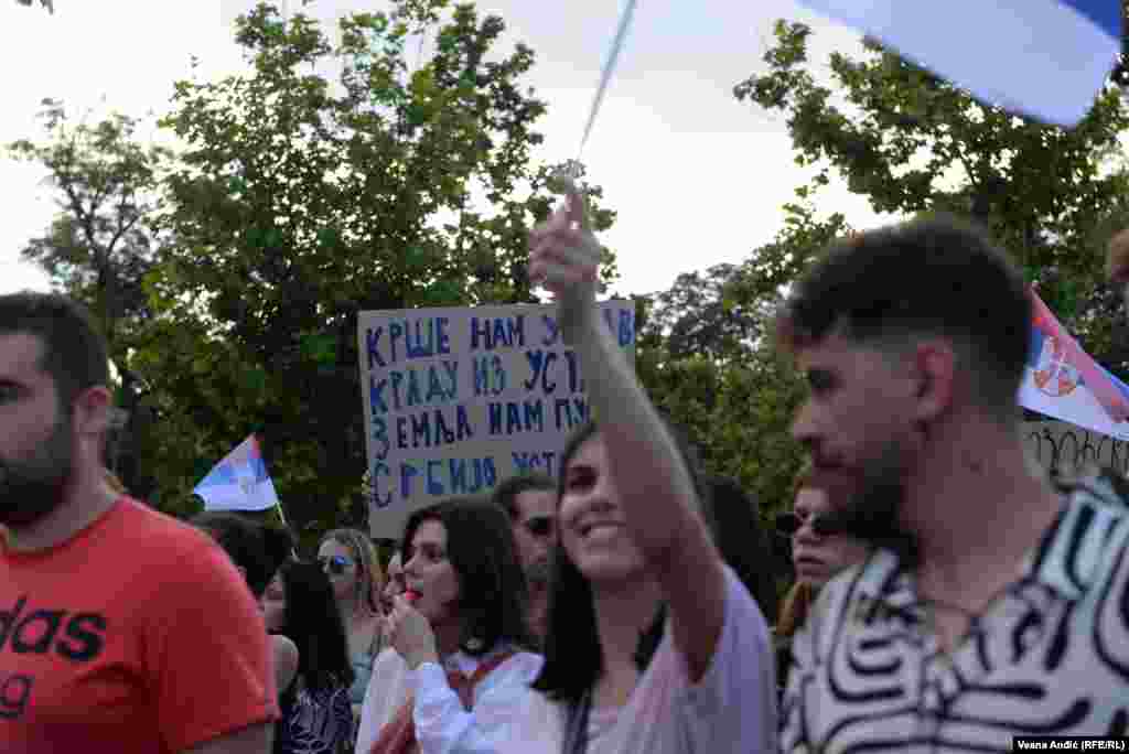&quot;Krše nam Ustav, Kradu iz Ustava....&quot;, piše uz ostalo na jednom od plakata na protestu u Beogradu 9. juna 2023.