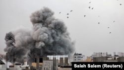 Дим се издига след израелски удари в Газа, 9 октомври 2023 г.