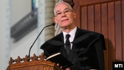 Balog Zoltán, a Dunamelléki Református Egyházkerület püspöke igét hirdet Budapesten, a Szilágyi Dezső téri református templomban 2023. december 25-én