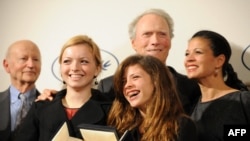 Клинт Истууд с дъщерите си Франческа и Морган, съпругата си Дина (вдясно) и Жил Жакоб (вляво) - президент на филмовия фестивал в Кан, 2009 г.