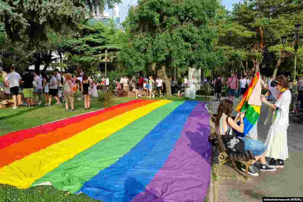 Во 17 часот, организаторите на петтата парада на гордоста под мотото &bdquo;Спектакуларно непослушни&ldquo; започнаа да ги пречекуваат гостите во Жена паркот во центарот на Скопје со распослано знаме во боите на виножитото.&nbsp;&nbsp;