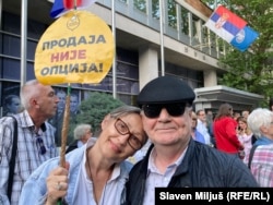 Učesnici protesta u Beogradu sa transparentom na kome je poruka "Prodaja nije opcija", 13. april 2024.